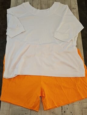 White 3/4 Sleeve Boat Neck Top with Orange Bermuda Shorts 3x 🌸 Like New 🌸